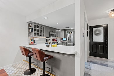 Kitchen with appliances with stainless steel fini