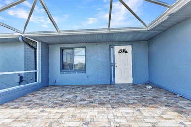 Spacious screened in entry way.