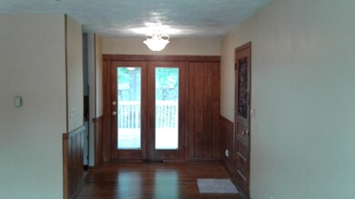 Dining area w/ hardwood floor