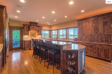 Beautiful design with so much cabinet space - walk