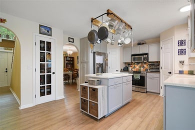 Eat-in Kitchen.