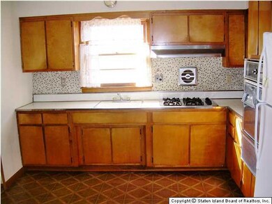 2079 N Railroad Ave, Staten Island, NY 10306 - photo 6