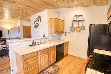 Kitchen w breakfast bar
