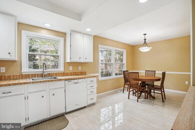 7934 Bethelen Woods Ln, Springfield, VA 22153 - photo 7