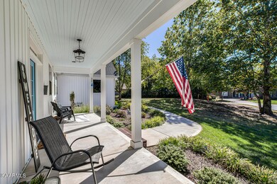 04_AmohiWay_179_FrontPorch01