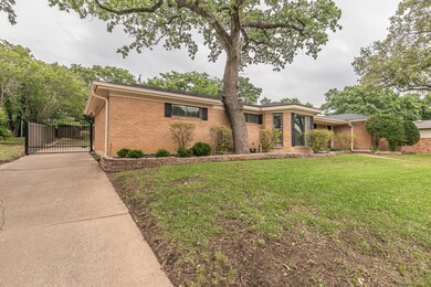 524 Oak Park Dr, Hurst, TX 76053 - photo 3
