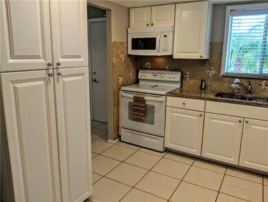 Kitchen - plenty of storage - pull out shelves on 