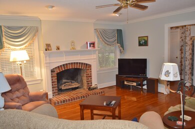 403 S Bickett St, Burgaw, NC 28425 - photo 4