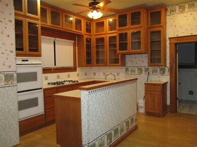 Double oven, 5-burner cooktop, center island