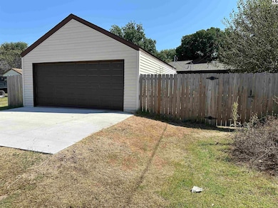 1011 Curtis St, Pratt, KS 67124 - photo 3