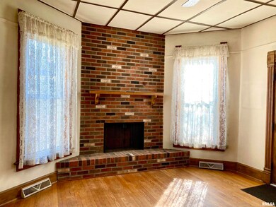 906 Peoria St, Lincoln, IL 62656 - photo 2