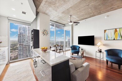 Living room with visible vents, a ceiling fan, ba