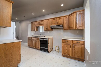 215 S Diamond St, Nampa, ID 83686 - photo 3