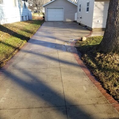 414 35th St SE, Cedar Rapids, IA 52403 - photo 4