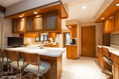 Well planned kitchen with breakfast bar