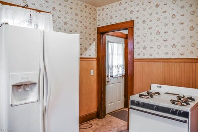 Kitchen applianced with a refrigerator and oven/ra