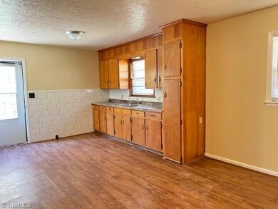 533 E Morehead St, Reidsville, NC 27320 - photo 5