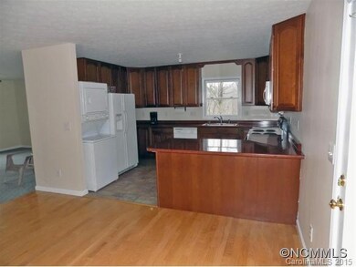 Dining to kitchen