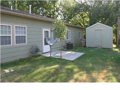 SIDE YARD PATIO & SHED FOR 916
