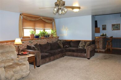 Spacious 1st floor family room with bar for entert