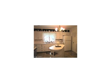 Eat-in kitchen with center island