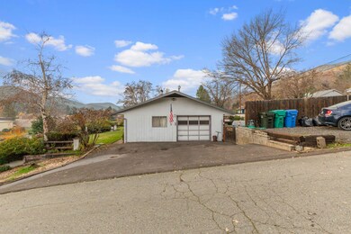 227 4th Ave, Gold Hill, OR 97525 - photo 3