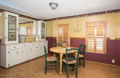 1392 Barefoot Cr - Dining