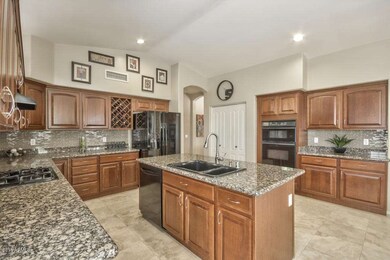 Large kitchen w/ gas cooking