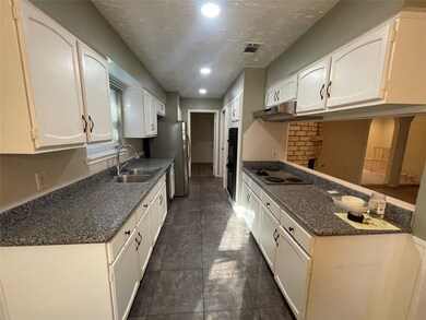 11918 Kirknoll Dr, Houston, TX 77089 - photo 4