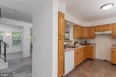 6910 Scotch Dr, Laurel, MD 20707 - photo 4