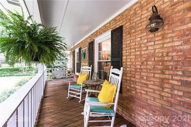 Large covered porch!