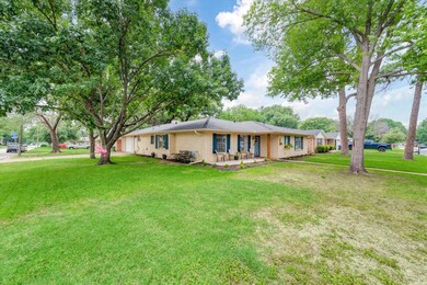 913 Bedford Ct W, Hurst, TX 76053 - photo 2