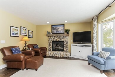 007-Living_Room-2441478-large