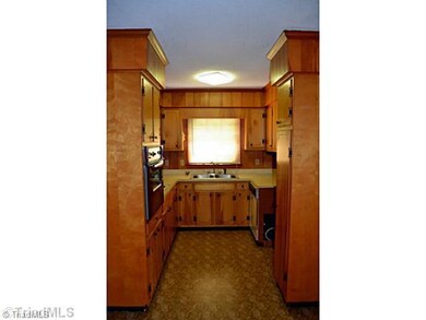 5204 Grandover Pkwy, Greensboro, NC 27407 - photo 3