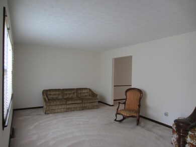 1927 Meander Dr, Columbus, OH 43229 - photo 4