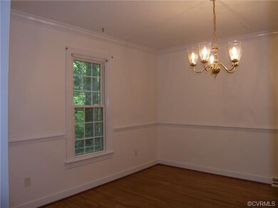 Dining Room/Hardwood Floor,Crown Molding,Chair Rai