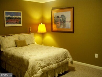 4865 Royal Coachman Dr, Elkridge, MD 21075 - photo 2