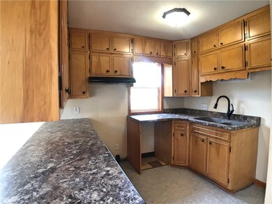 309 E 19th St S, Newton, IA 50208 - photo 6