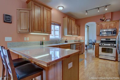 Kitchen w/breakfast bar