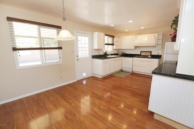 breakfast area/kitchen