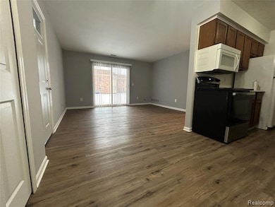 34690 Clarkson Dr W unit 27, Fraser, MI 48026 - photo 5