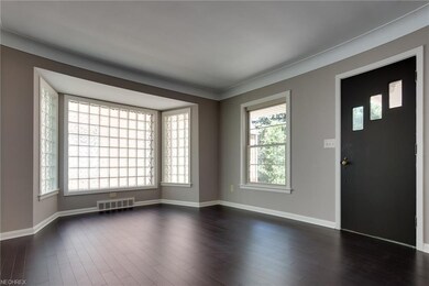 Huge bay window in the Living room
