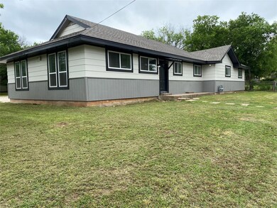 1101 W Lone Star Ave unit B, Cleburne, TX 76033 - photo 3