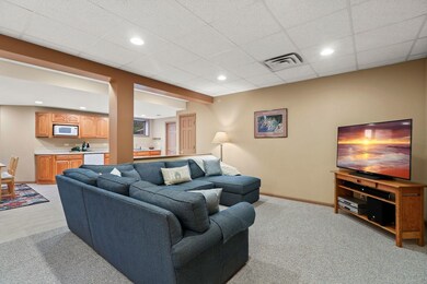 10649 Bridle Path Ct, Naperville, IL 60564 - photo 2