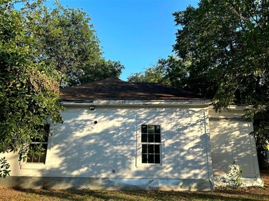 1114 N Brazos Ave, Cleburne, TX 76031 - photo 3