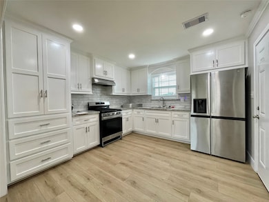 817 N Chenango St, Angleton, TX 77515 - photo 6