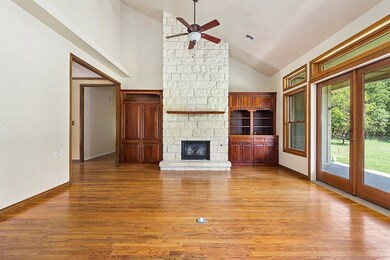 419 N Acorn St, Fredericksburg, TX 78624 - photo 4