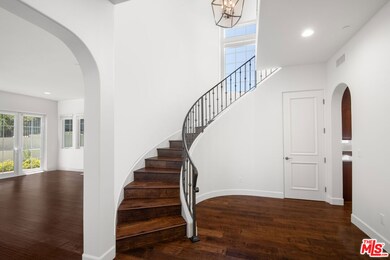 18326 Columbus Cir, Tarzana, CA 91356 - photo 4