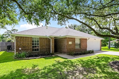 521 Cedar Ave, League City, TX 77573 - photo 3