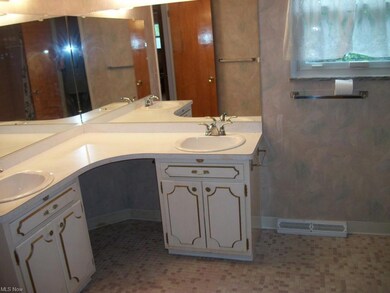 22080 Sandalwood Rd, Bedford, OH 44146 - photo 7